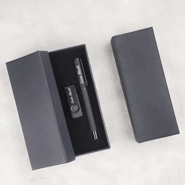 Özel Kutulu İsim Baskılı Siyah USB Bellek ve Kalemli Hediye Seti