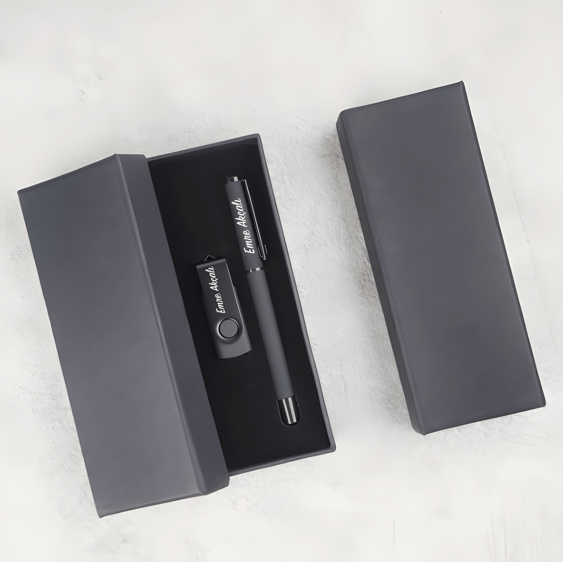 86913161735 Özel Kutulu İsim Baskılı Siyah USB Bellek ve Kalemli Hediye Seti - Görsel 1