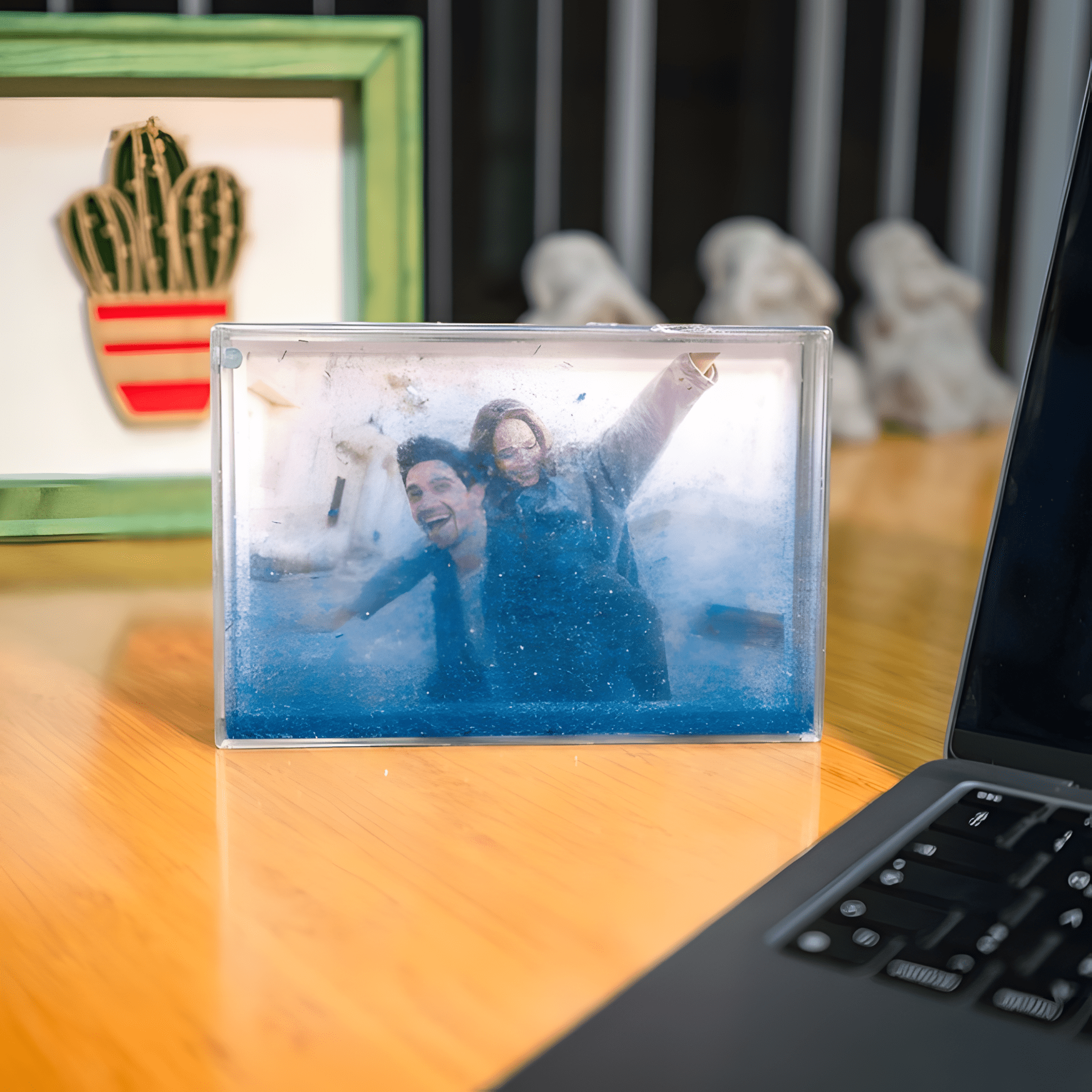 Screenshot_6_upscayl_3x_upscayl-standard-4x-min 10x15 Işıltılı Kar Küresi Çerçeve - Görsel 1