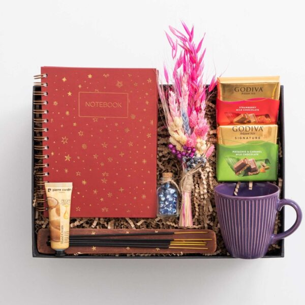 Kadına Lila Hediye Kutusu