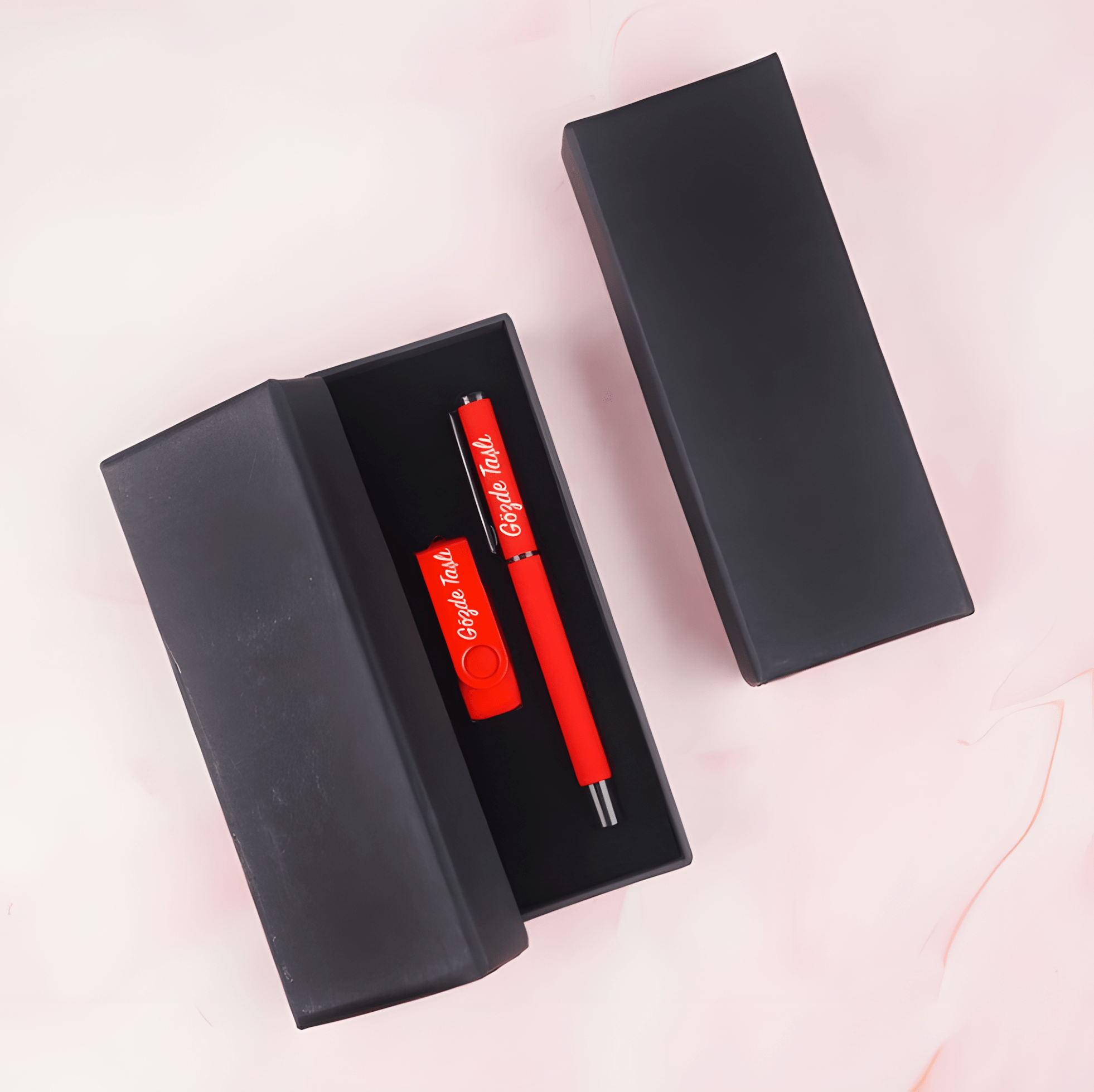 86913530874 Özel Kutulu İsim Baskılı Kırmızı USB Bellek ve Kalemli Hediye Seti - Görsel 1