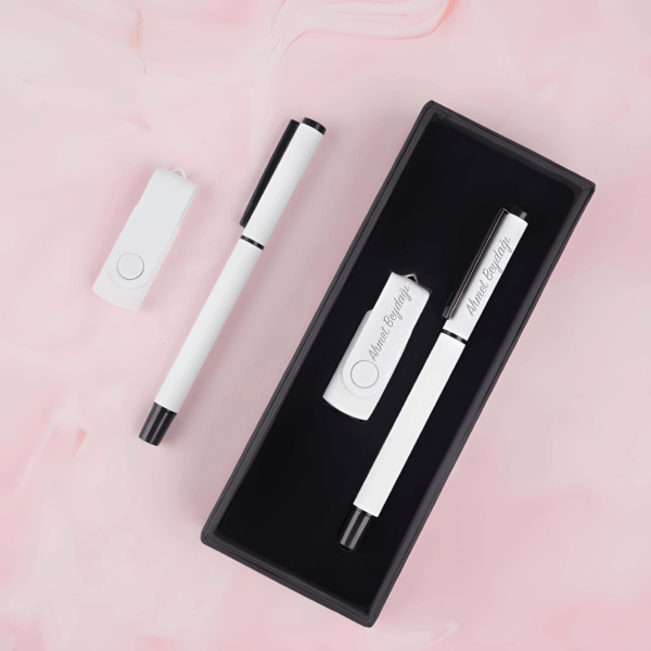 Özel Kutulu İsim Baskılı Beyaz USB Bellek ve Kalemli Hediye Seti